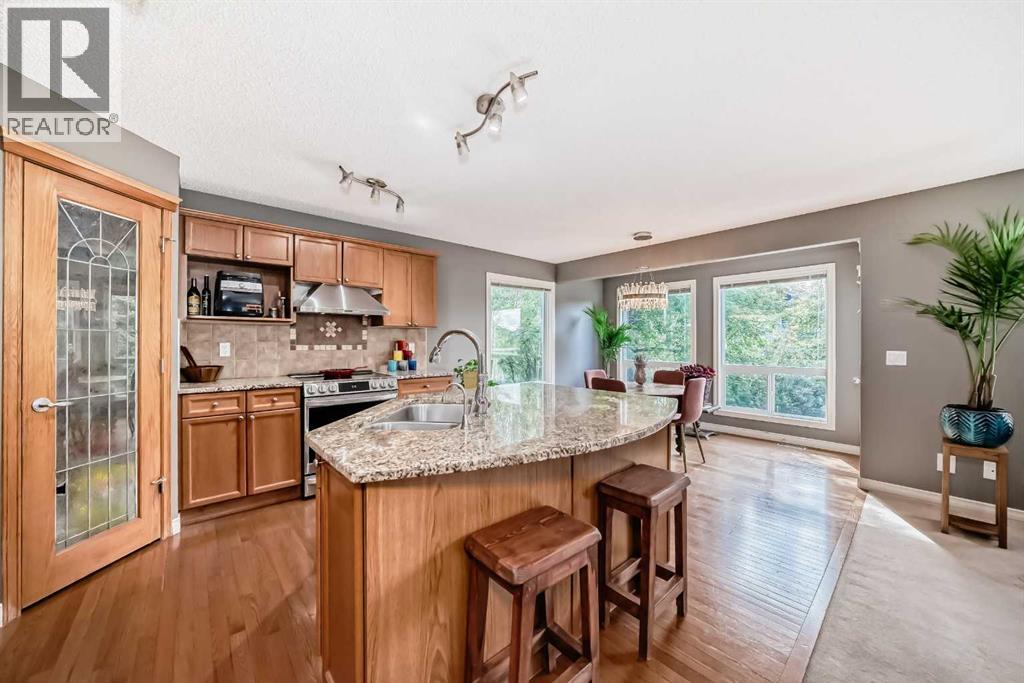 Photo 10 of 73 Crestmont Drive Sw, Calgary AB