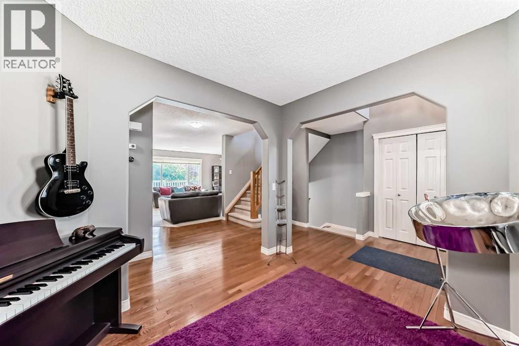 Photo 17 of 73 Crestmont Drive Sw, Calgary AB