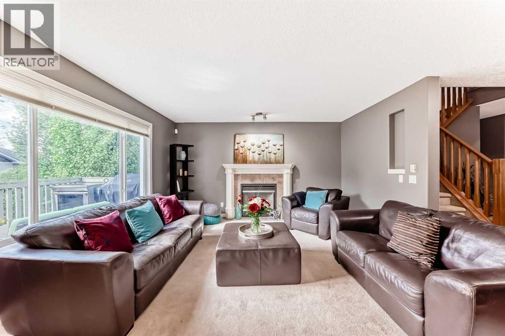 Photo 13 of 73 Crestmont Drive Sw, Calgary AB