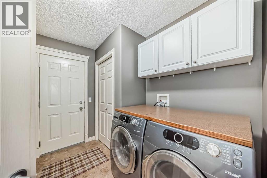 Photo 19 of 73 Crestmont Drive Sw, Calgary AB