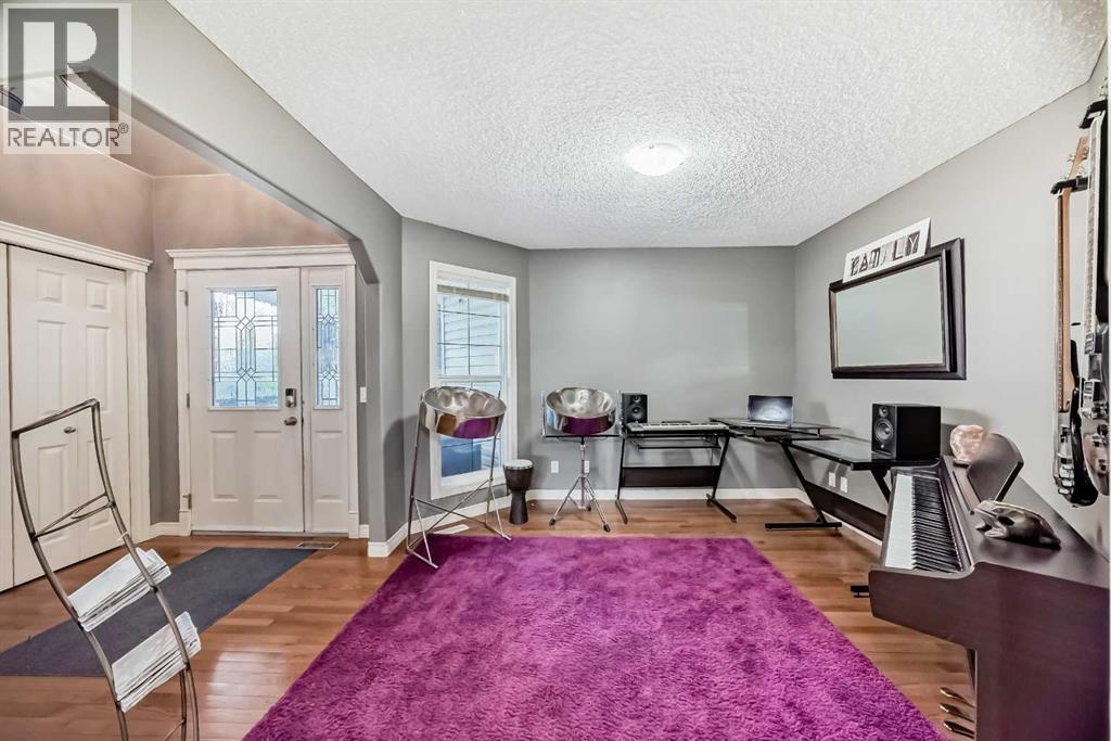 Photo 16 of 73 Crestmont Drive Sw, Calgary AB