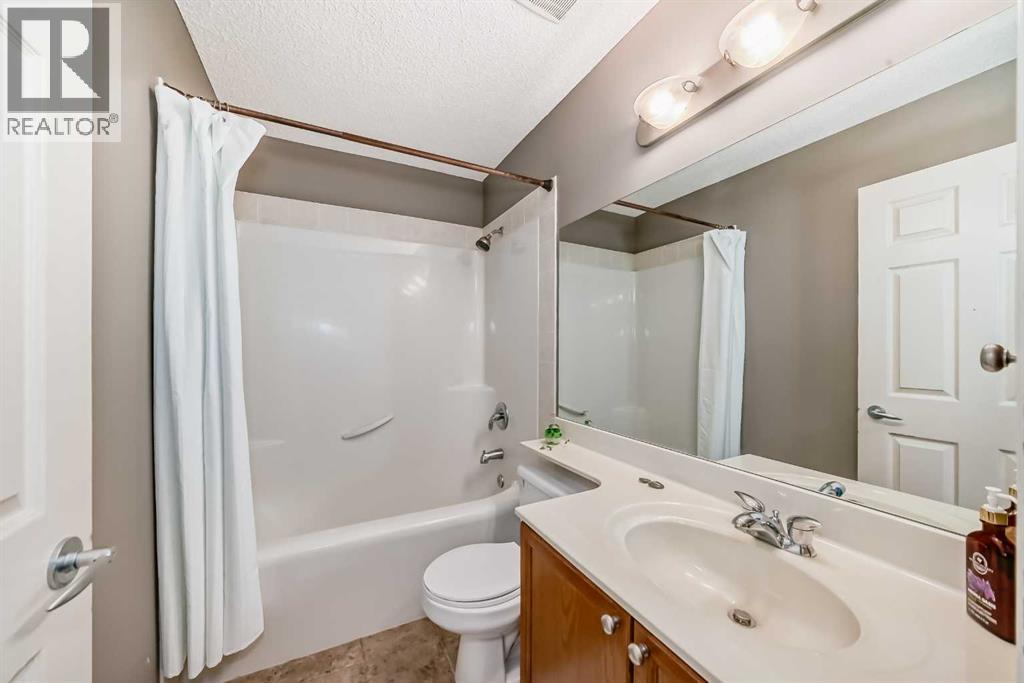 Photo 33 of 73 Crestmont Drive Sw, Calgary AB