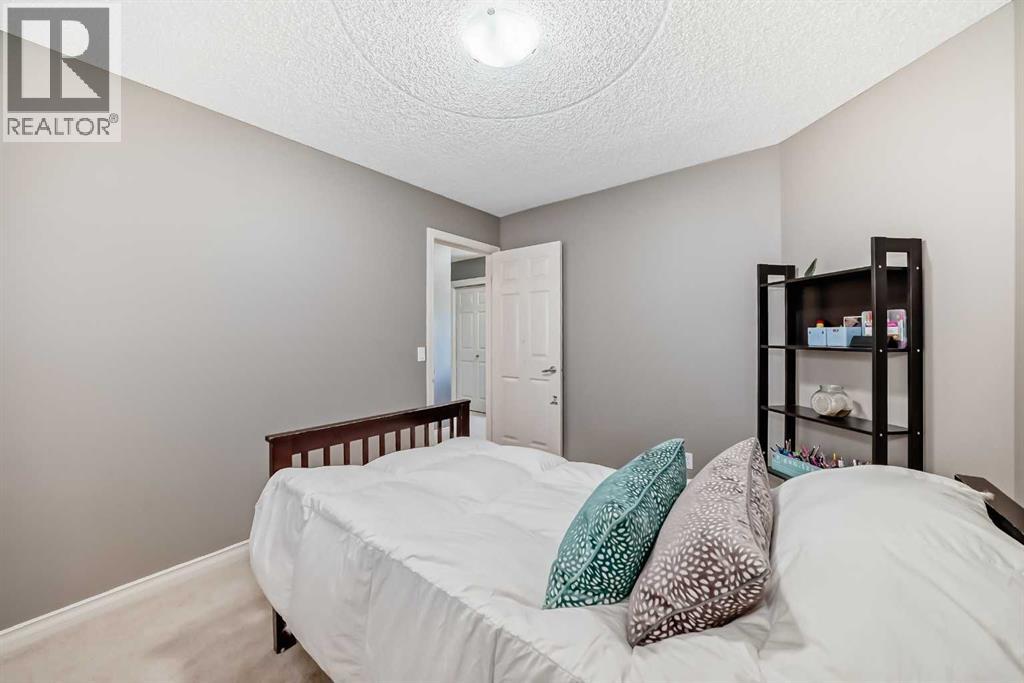 Photo 32 of 73 Crestmont Drive Sw, Calgary AB