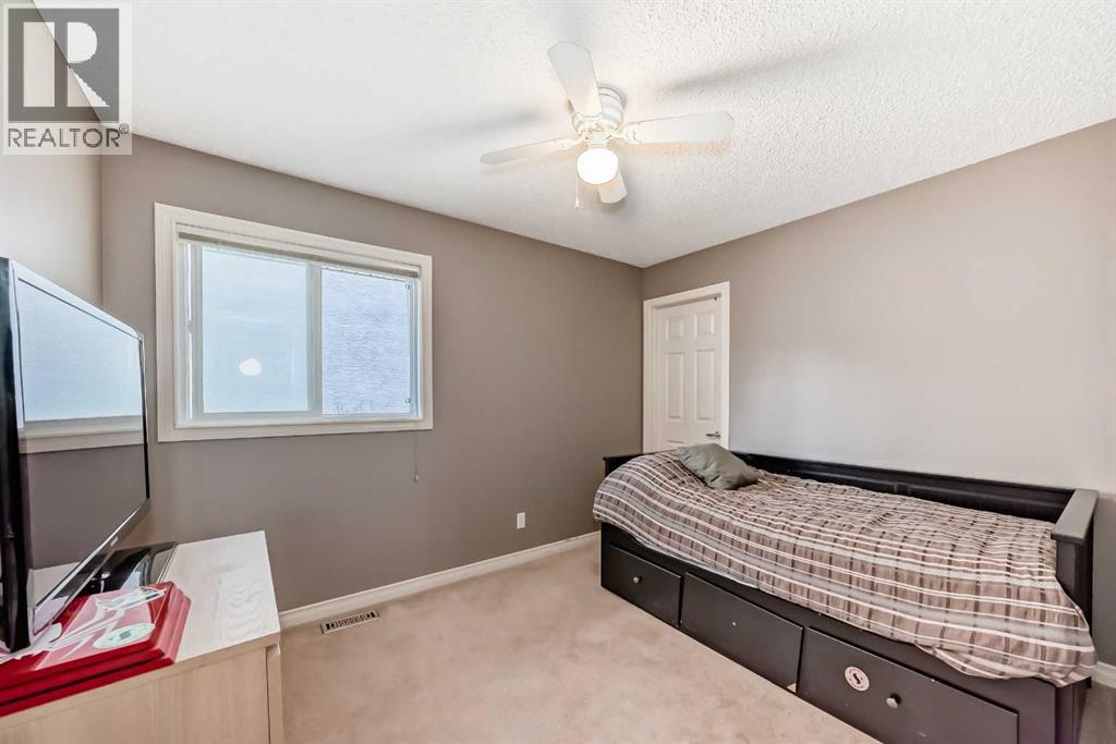 Photo 29 of 73 Crestmont Drive Sw, Calgary AB