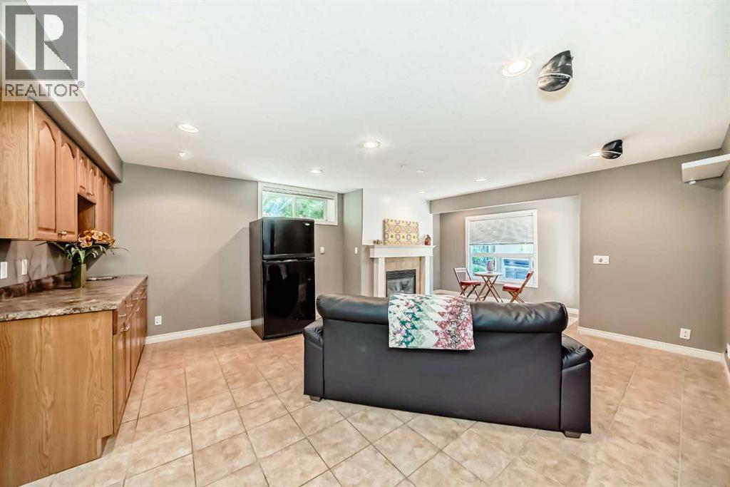 Photo 39 of 73 Crestmont Drive Sw, Calgary AB