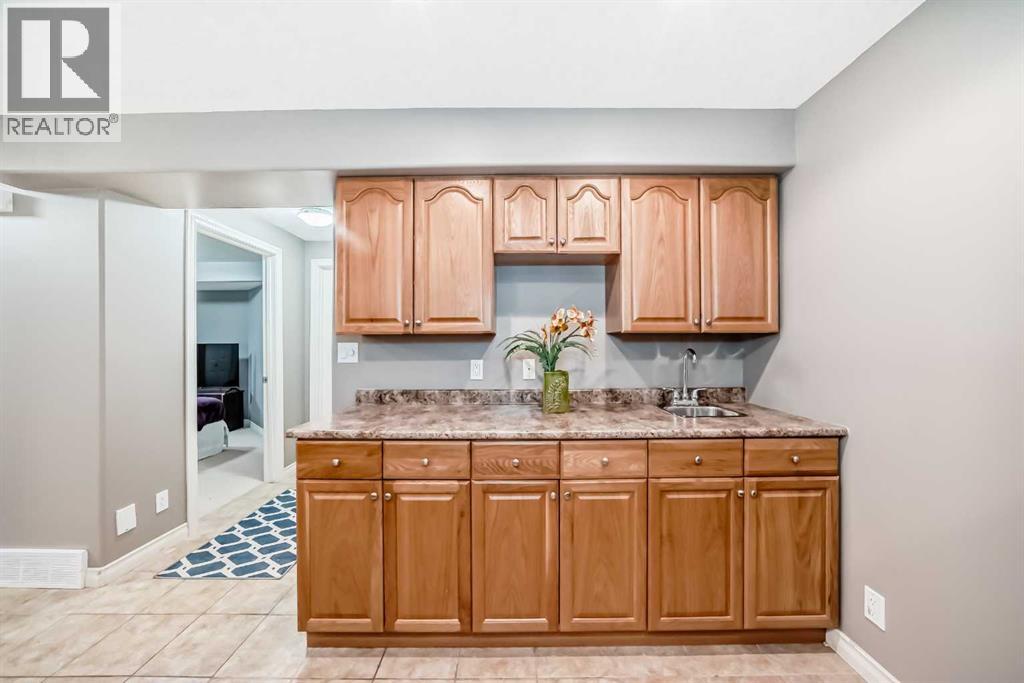 Photo 38 of 73 Crestmont Drive Sw, Calgary AB
