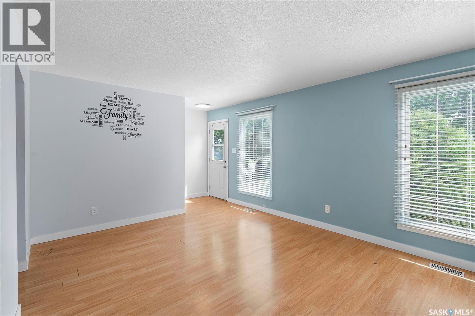 Photo 3 of 2914 33rd Street W, Saskatoon SK