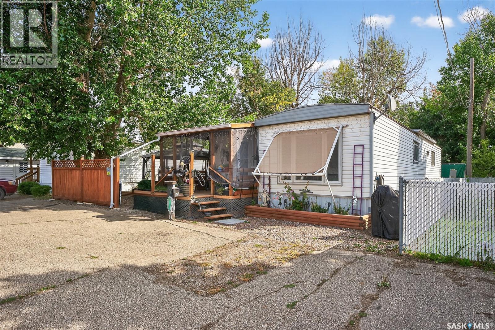 Photo 2 of B 19 1455 9th Avenue Ne, Moose Jaw SK