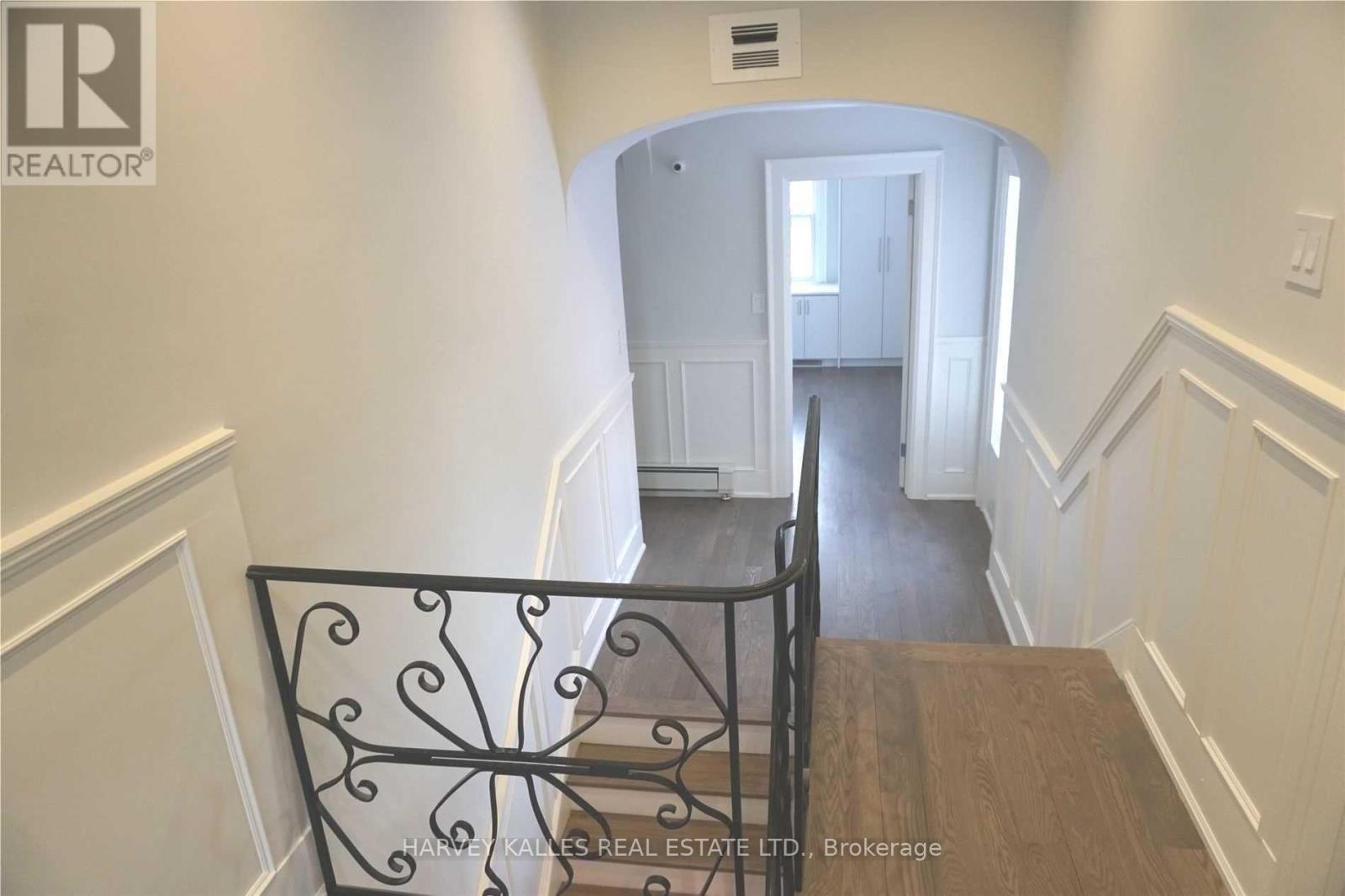 Photo 11 of 318 Lytton Boulevard, Toronto ON