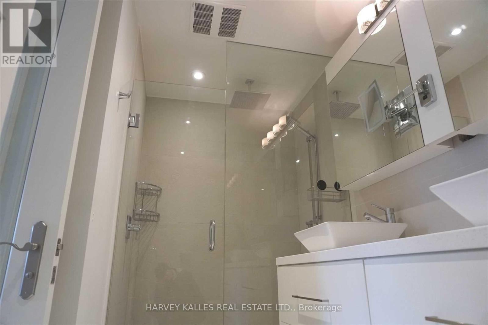 Photo 15 of 318 Lytton Boulevard, Toronto ON