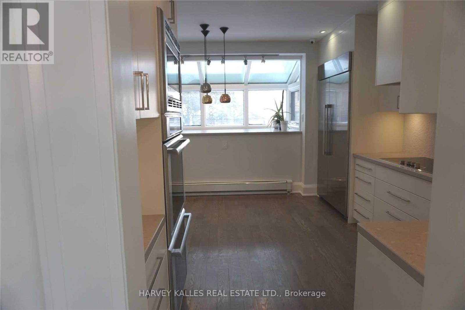Photo 8 of 318 Lytton Boulevard, Toronto ON