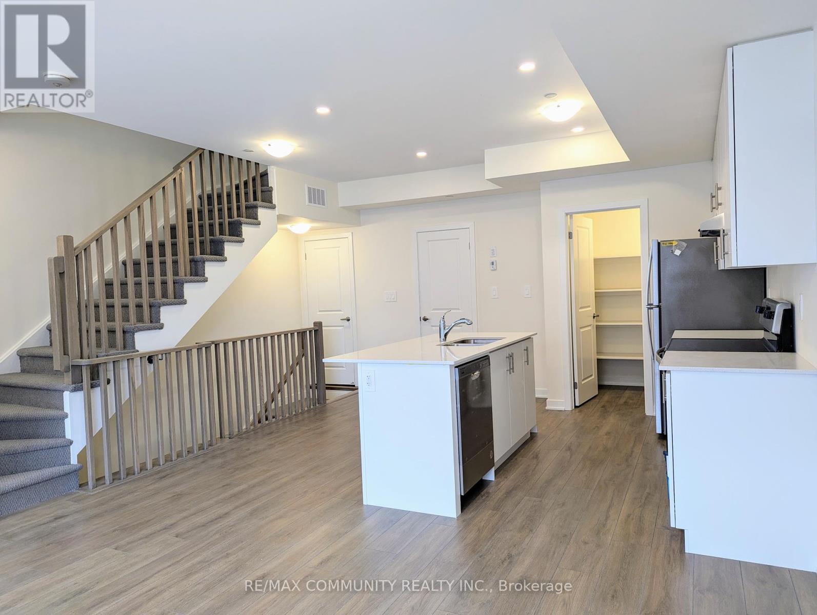 Photo 4 of 312 755 Omega Drive N, Pickering ON