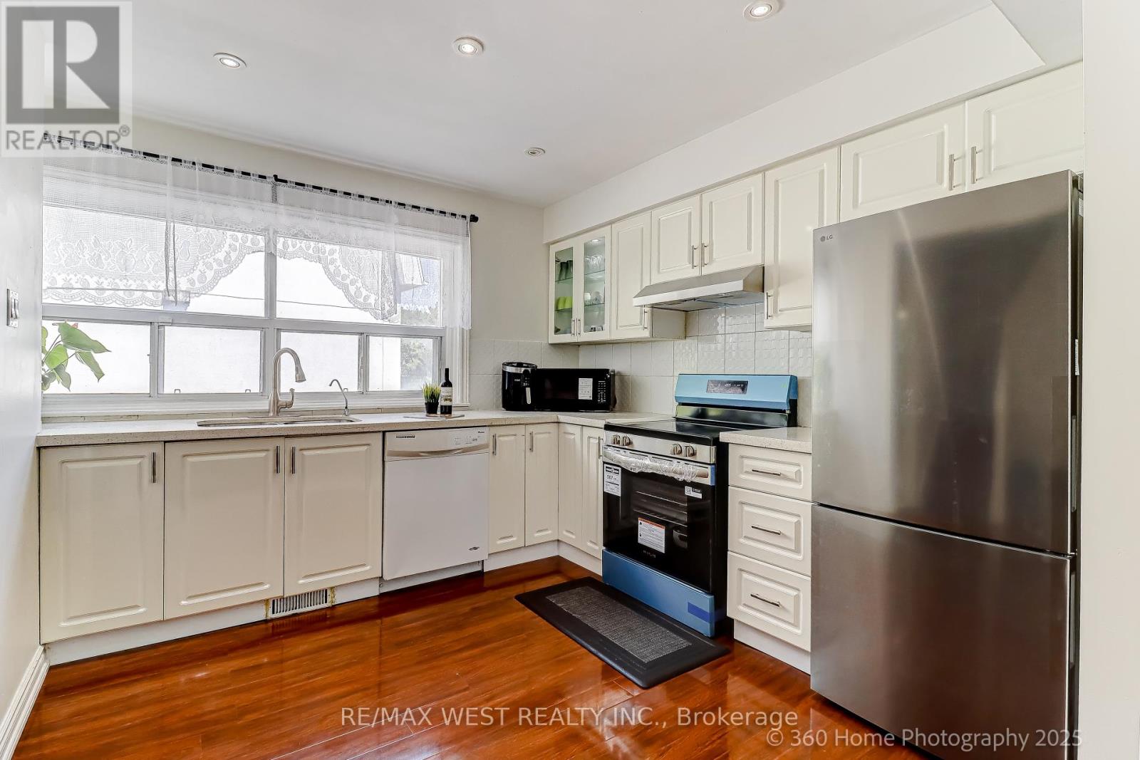 Photo 12 of 10 21 Trailridge Crescent, Toronto ON