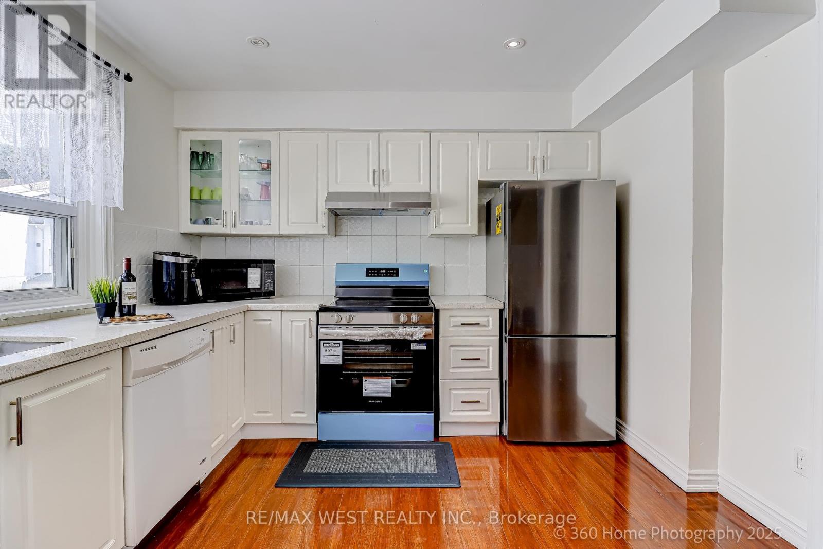 Photo 13 of 10 21 Trailridge Crescent, Toronto ON