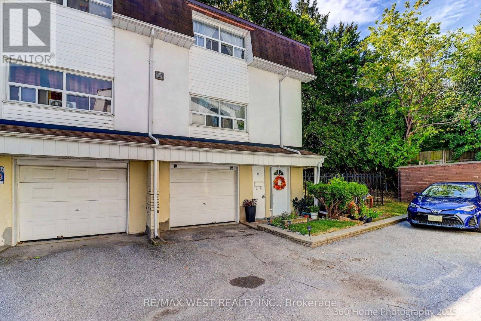 Photo 2 of 10 21 Trailridge Crescent, Toronto ON