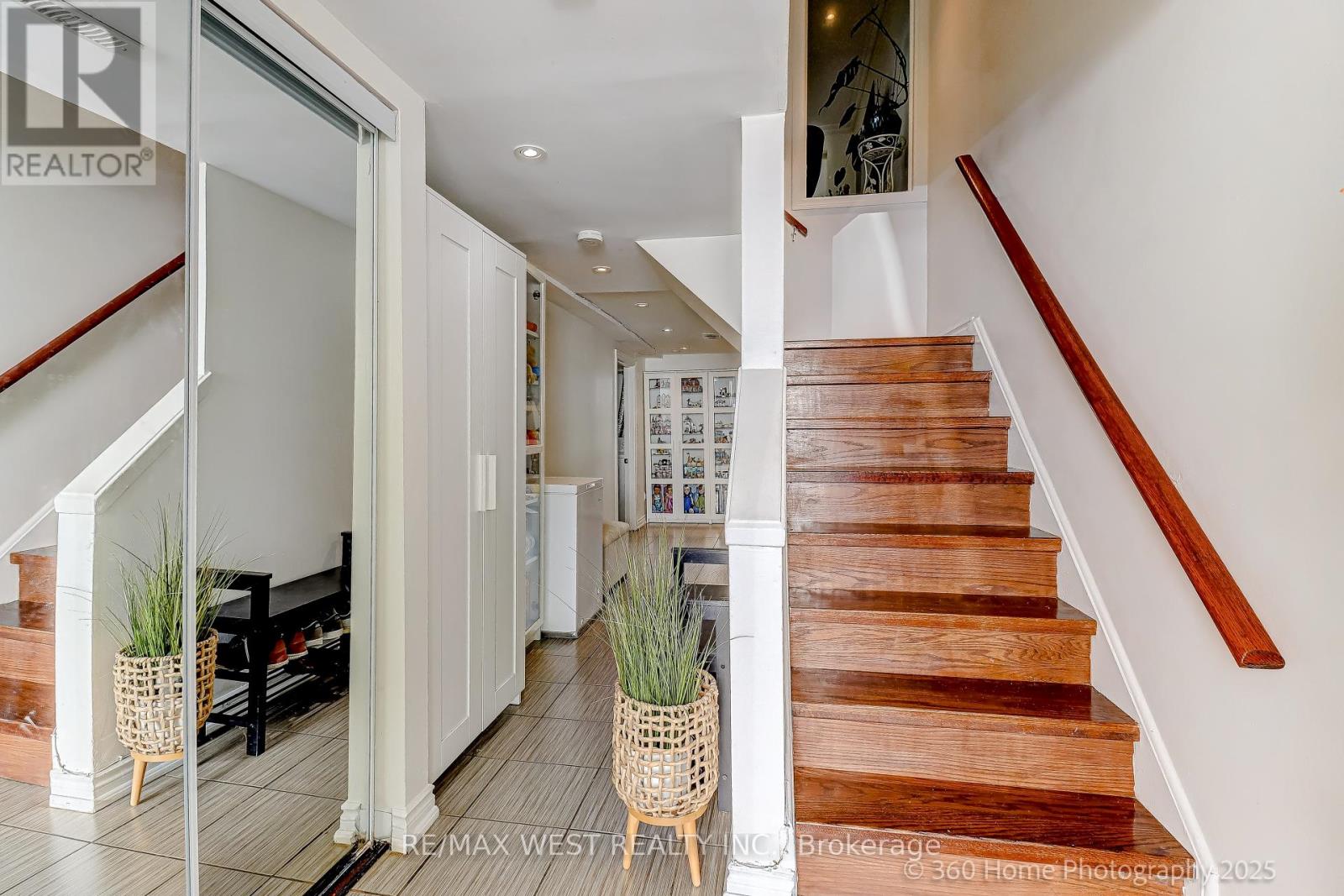 Photo 3 of 10 21 Trailridge Crescent, Toronto ON