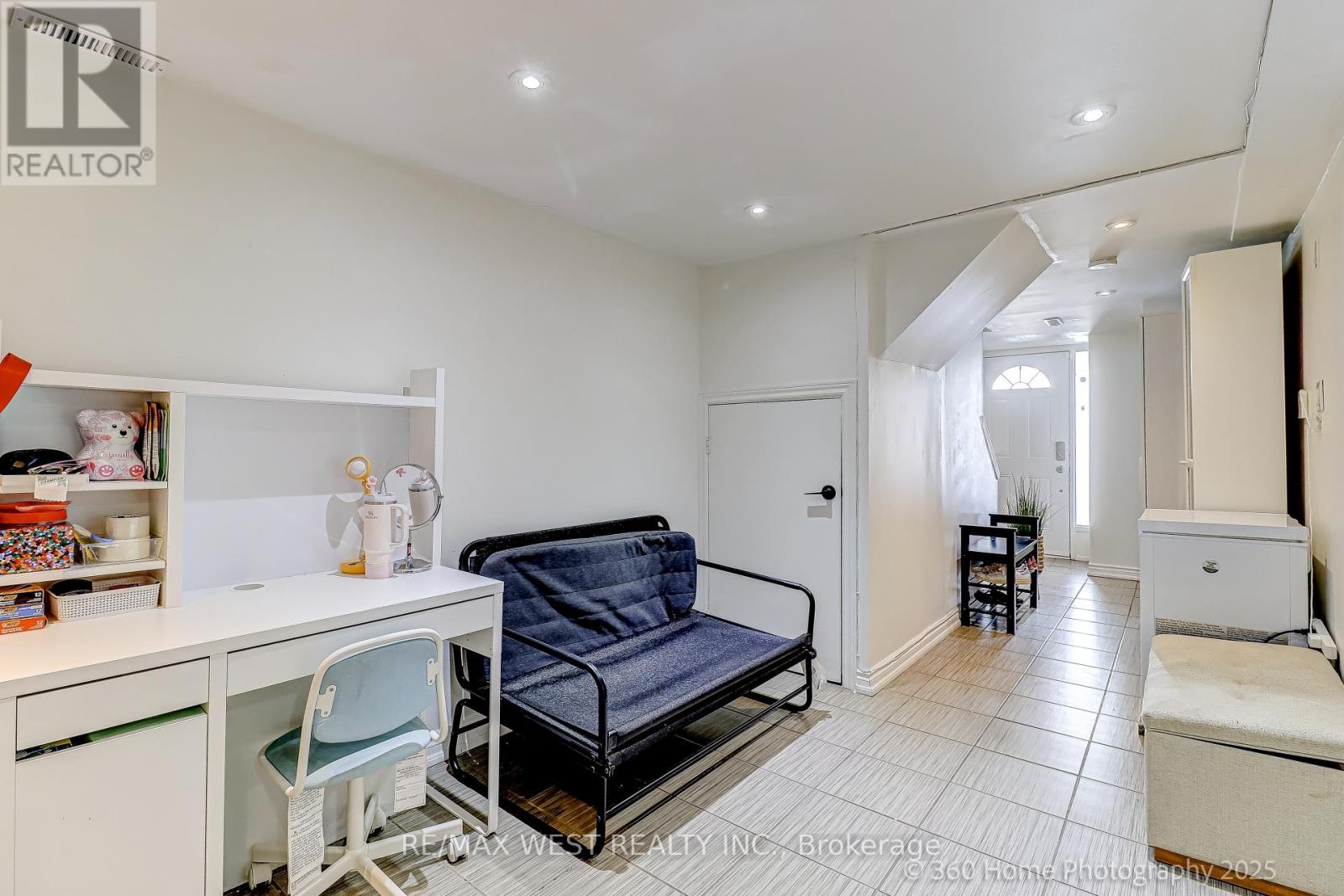Photo 5 of 10 21 Trailridge Crescent, Toronto ON