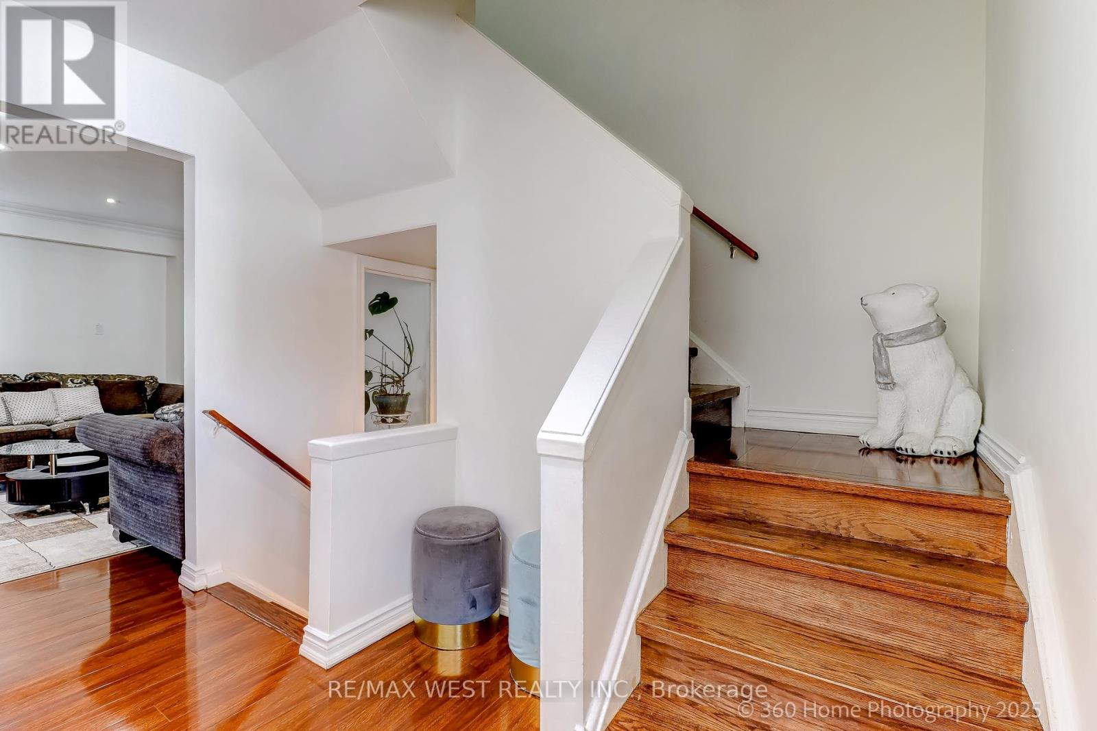 Photo 6 of 10 21 Trailridge Crescent, Toronto ON