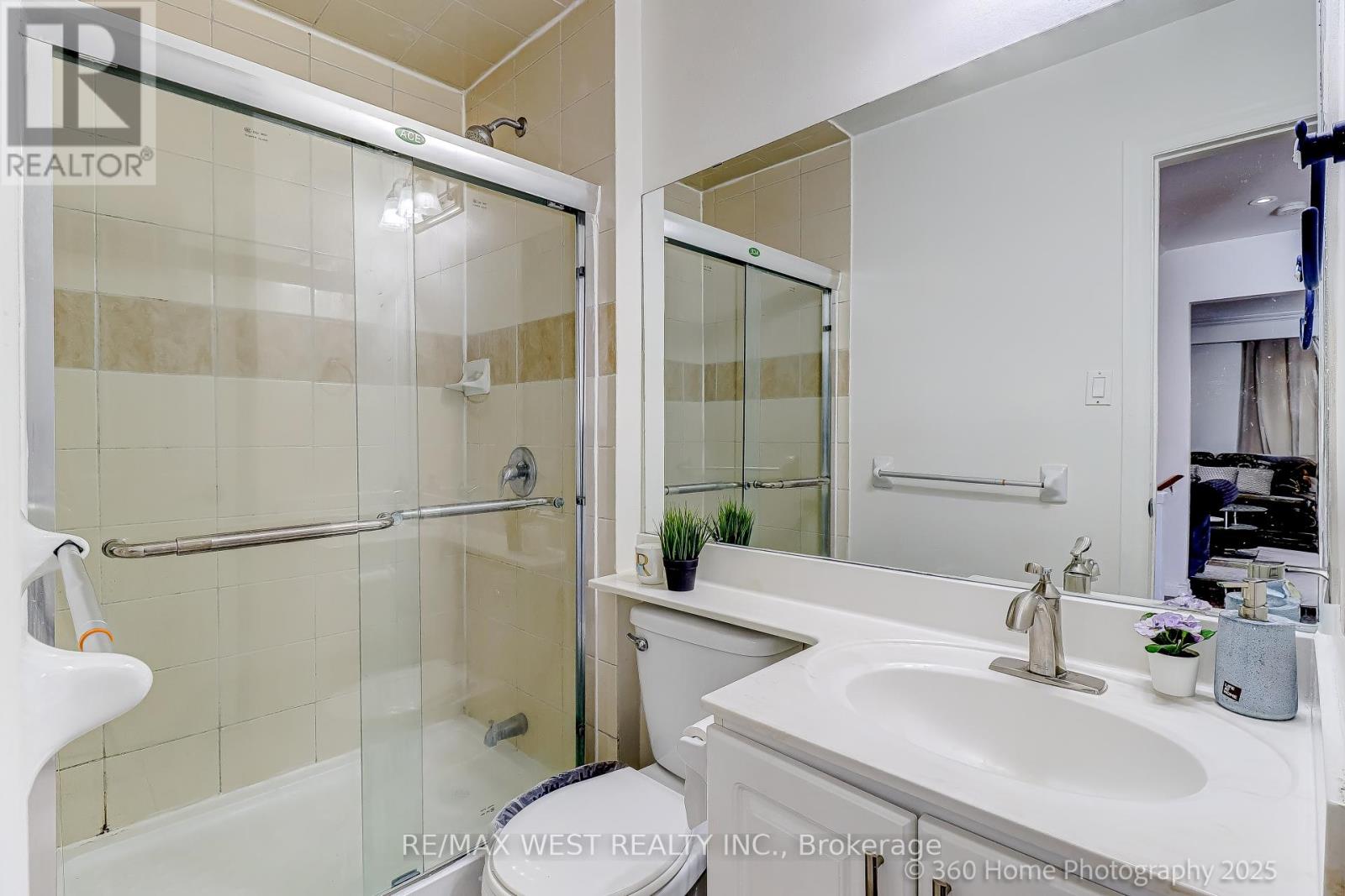 Photo 7 of 10 21 Trailridge Crescent, Toronto ON