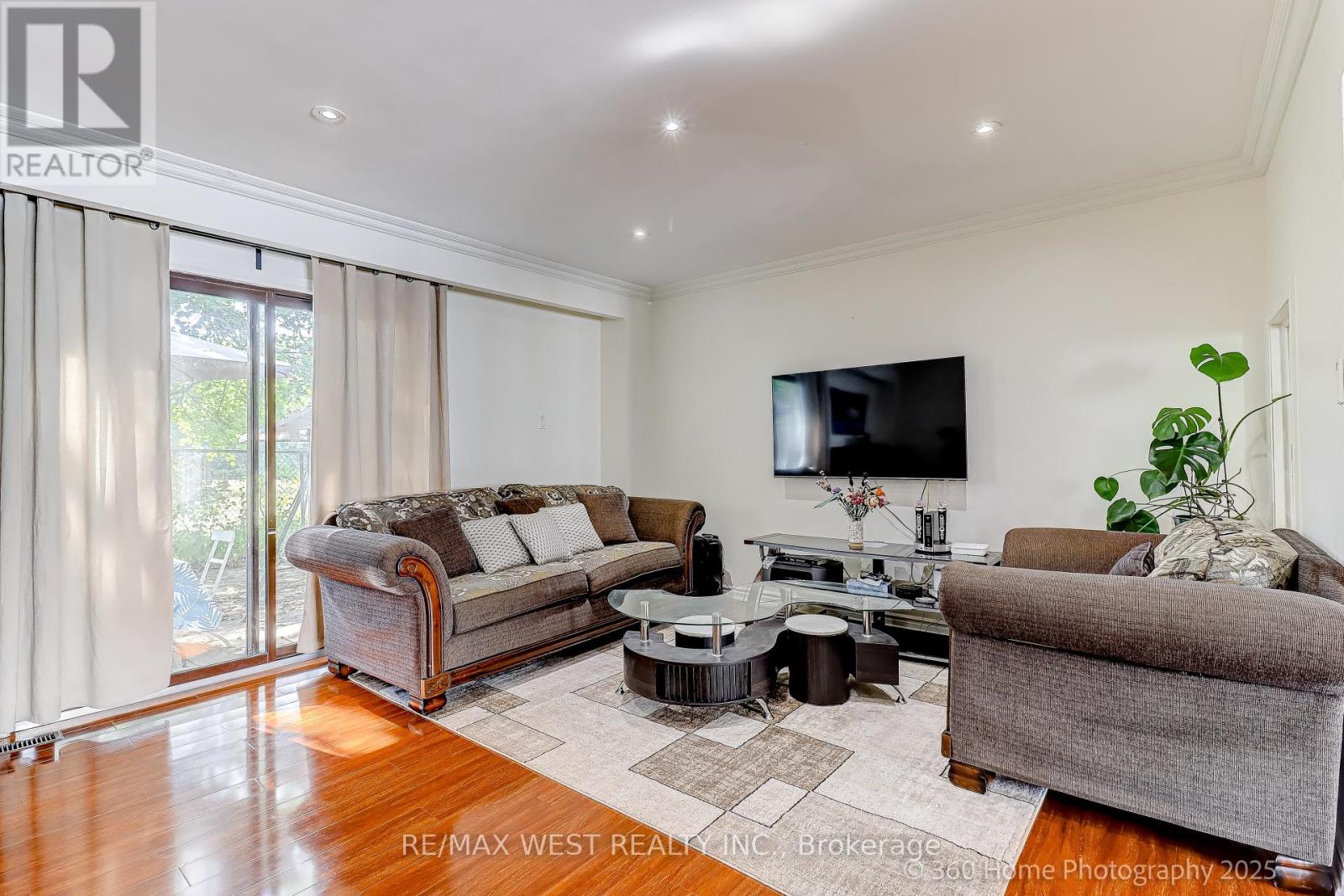Photo 8 of 10 21 Trailridge Crescent, Toronto ON