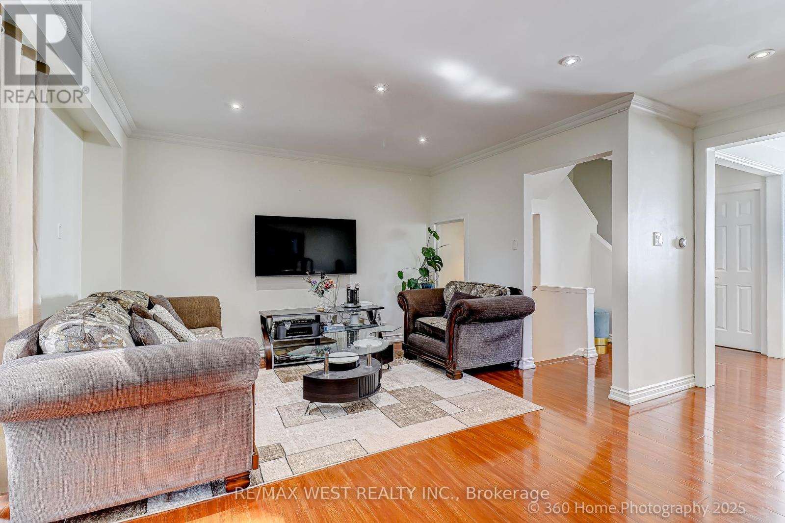 Photo 9 of 10 21 Trailridge Crescent, Toronto ON