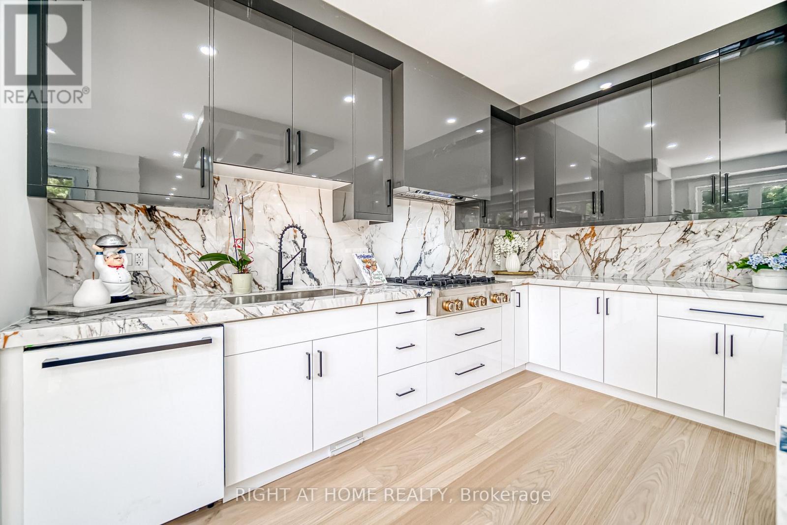 Photo 14 of 203 Scarboro Crescent, Toronto ON