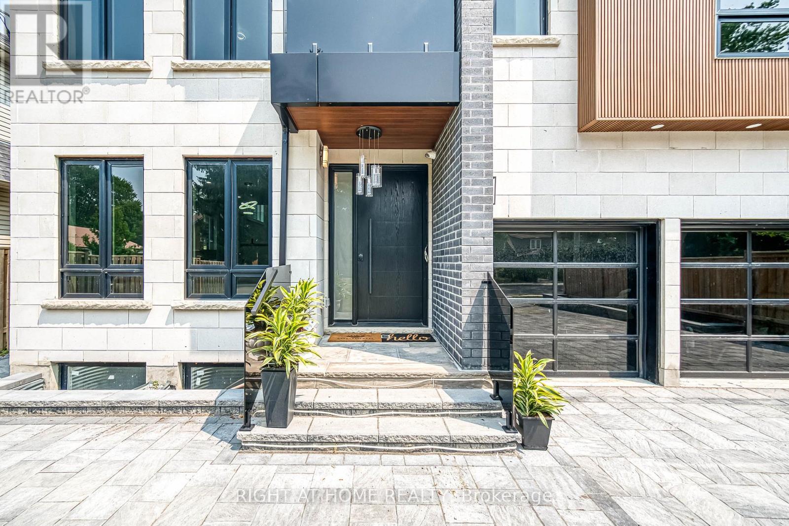 Photo 2 of 203 Scarboro Crescent, Toronto ON