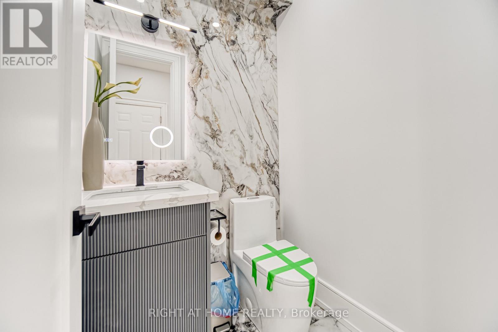 Photo 20 of 203 Scarboro Crescent, Toronto ON
