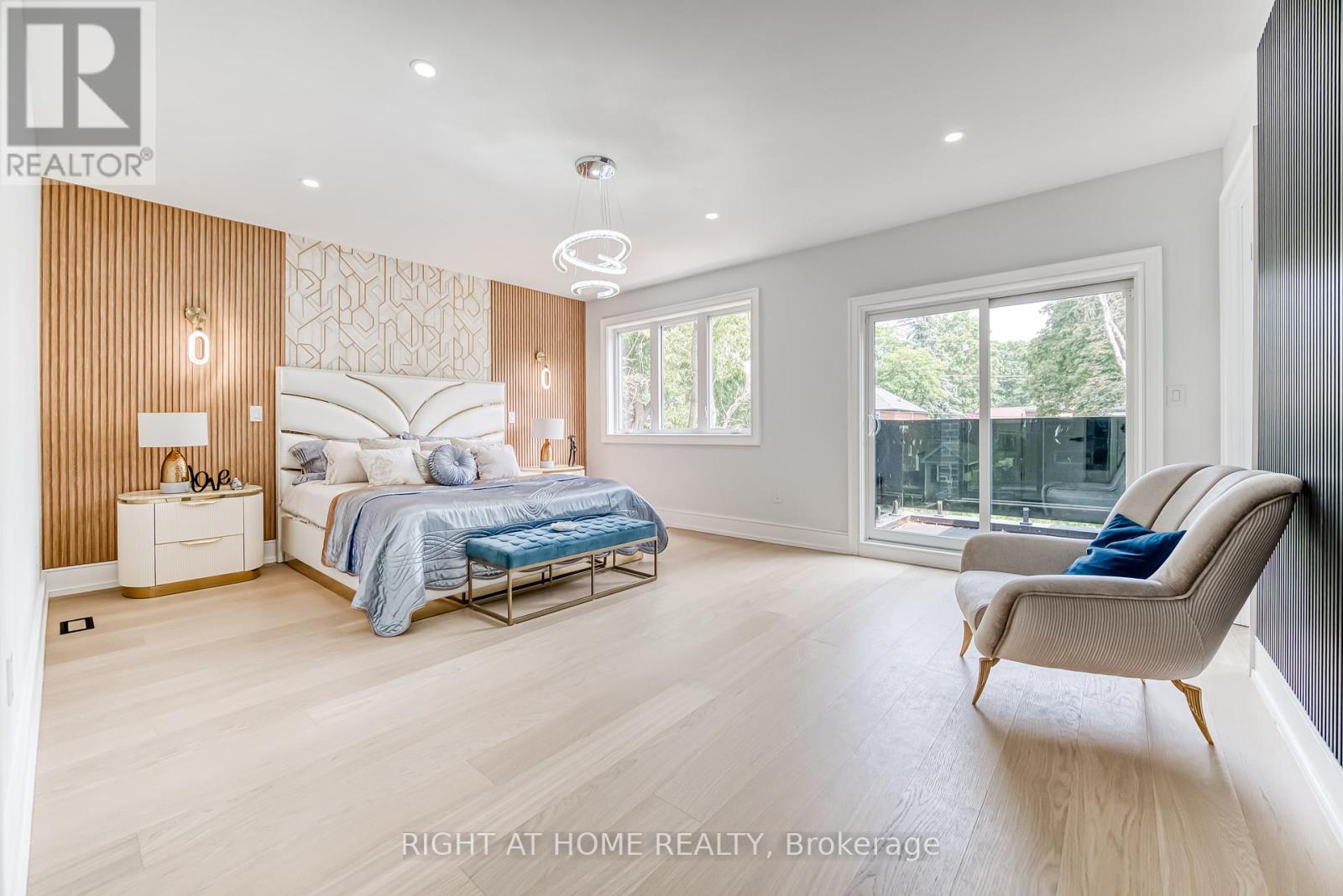 Photo 23 of 203 Scarboro Crescent, Toronto ON