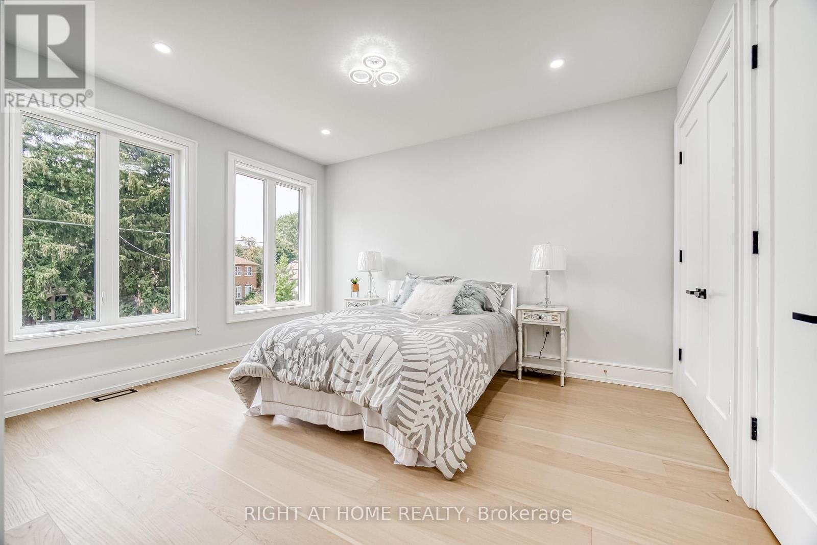 Photo 31 of 203 Scarboro Crescent, Toronto ON