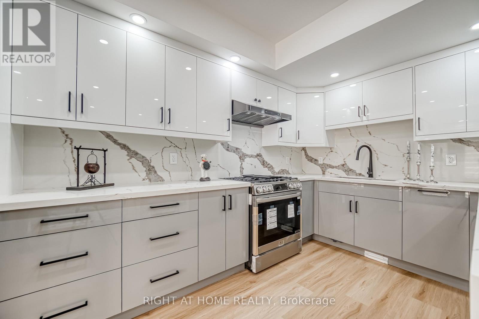 Photo 40 of 203 Scarboro Crescent, Toronto ON