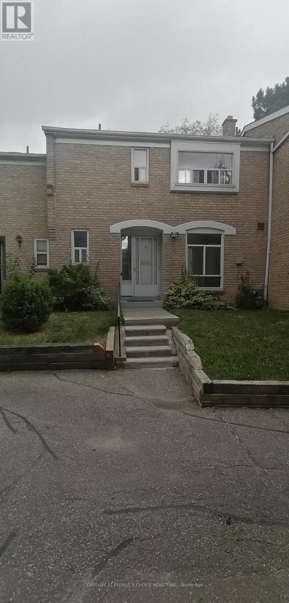 Photo 2 of 9 17 Gosford Boulevard, Toronto ON
