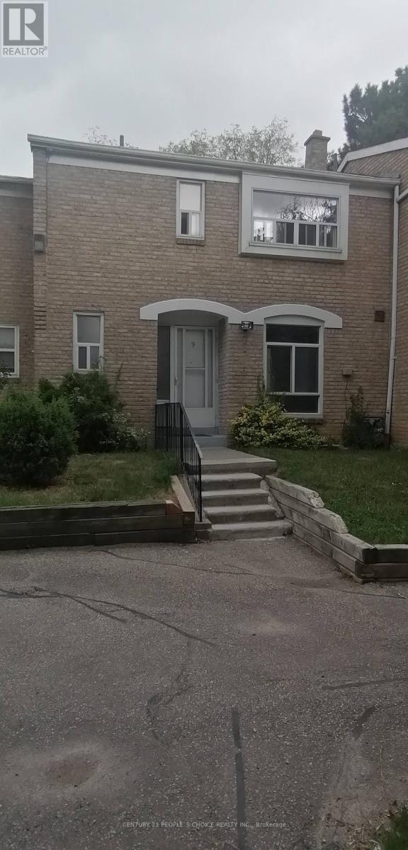 Photo 3 of 9 17 Gosford Boulevard, Toronto ON