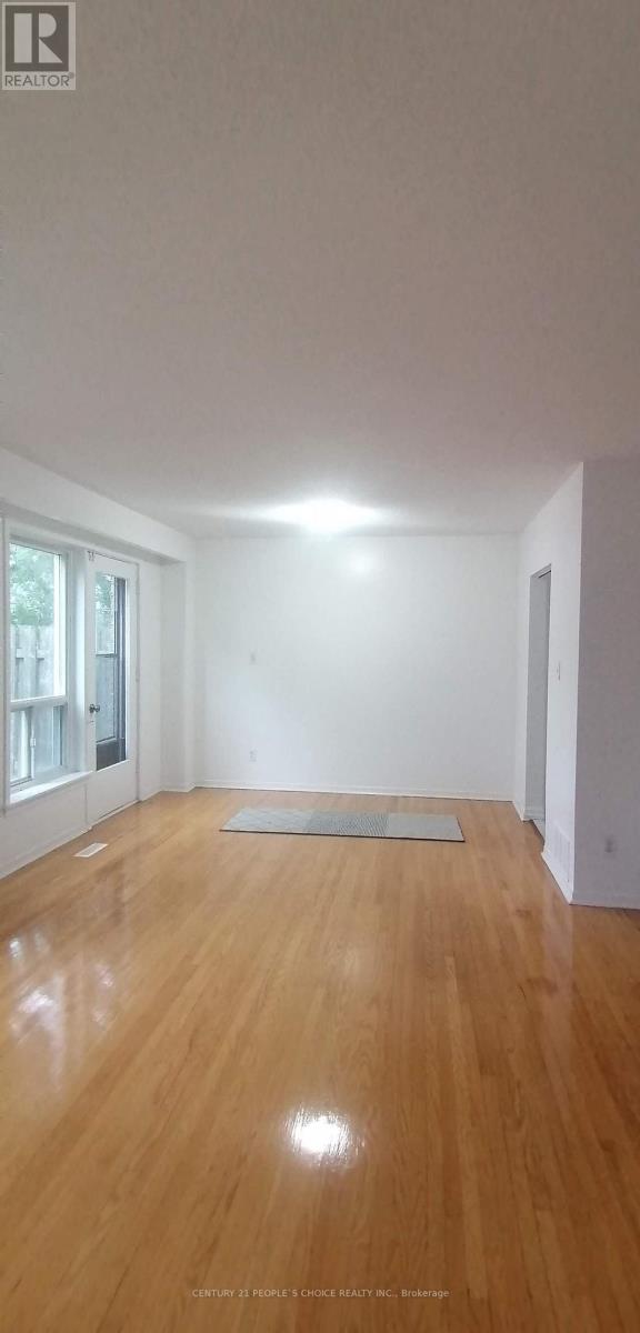 Photo 8 of 9 17 Gosford Boulevard, Toronto ON