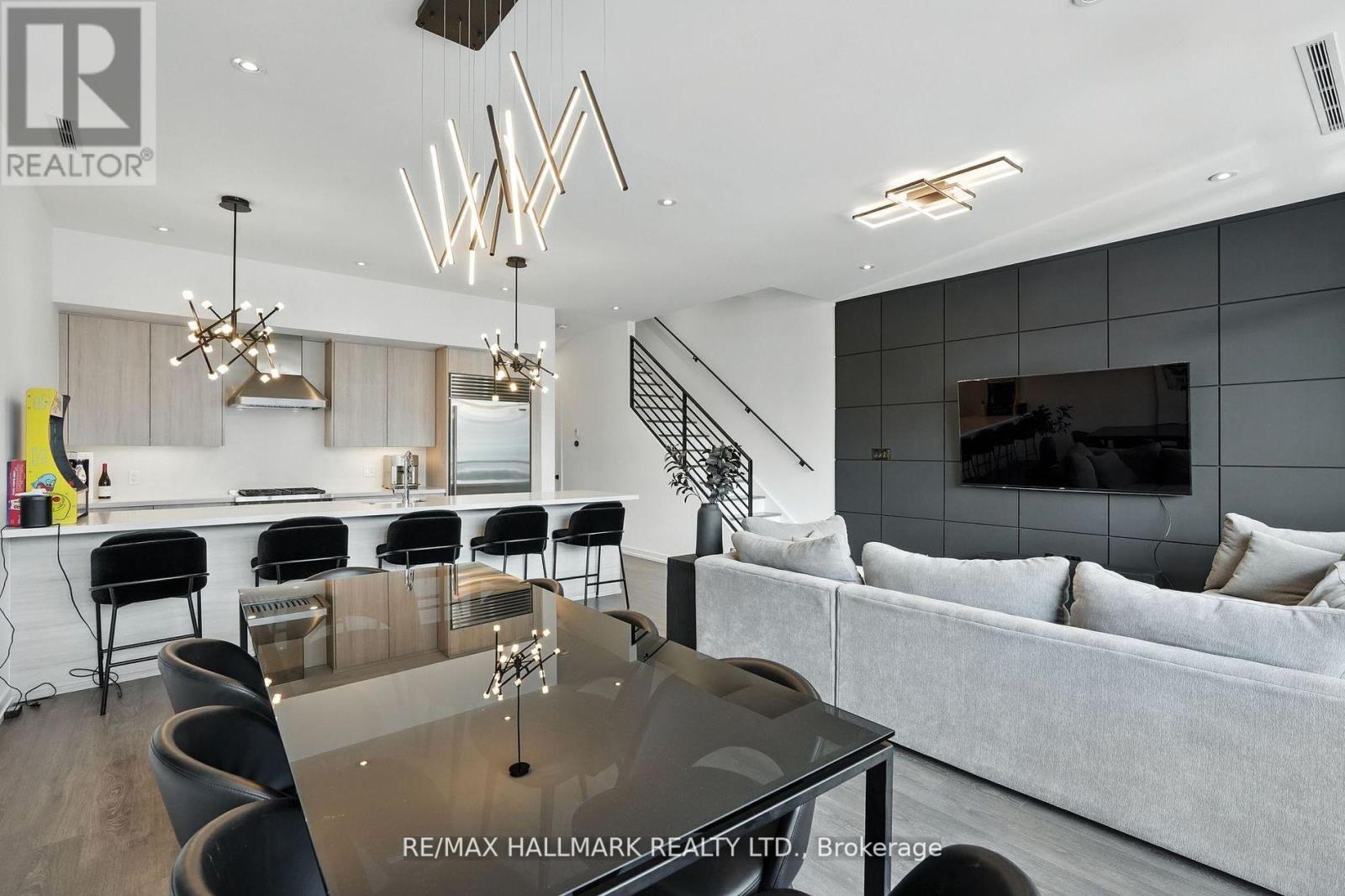Photo 2 of 3658 Ferretti Court E, Innisfil ON
