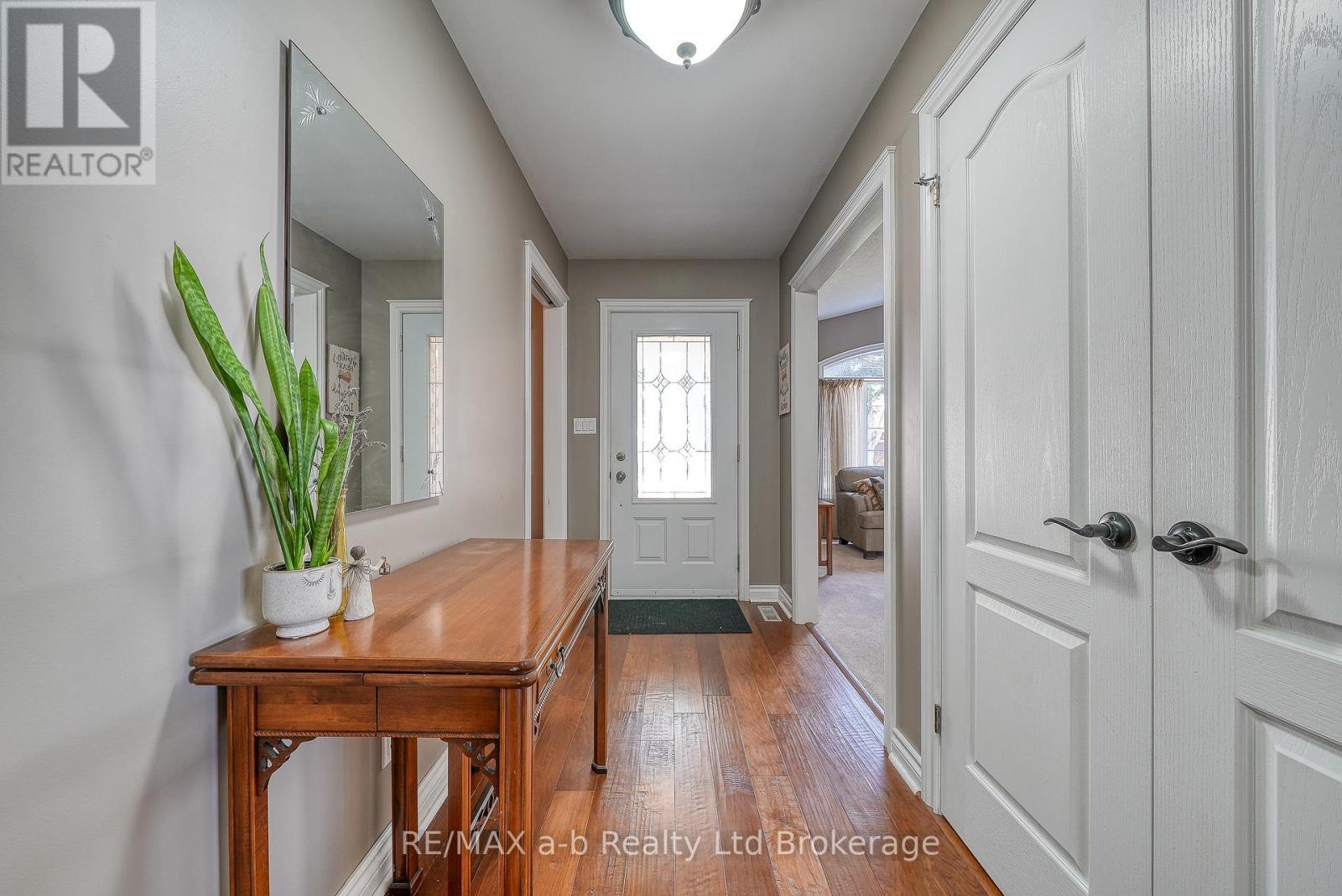Photo 3 of 17 Palmer Street W, Norwich ON