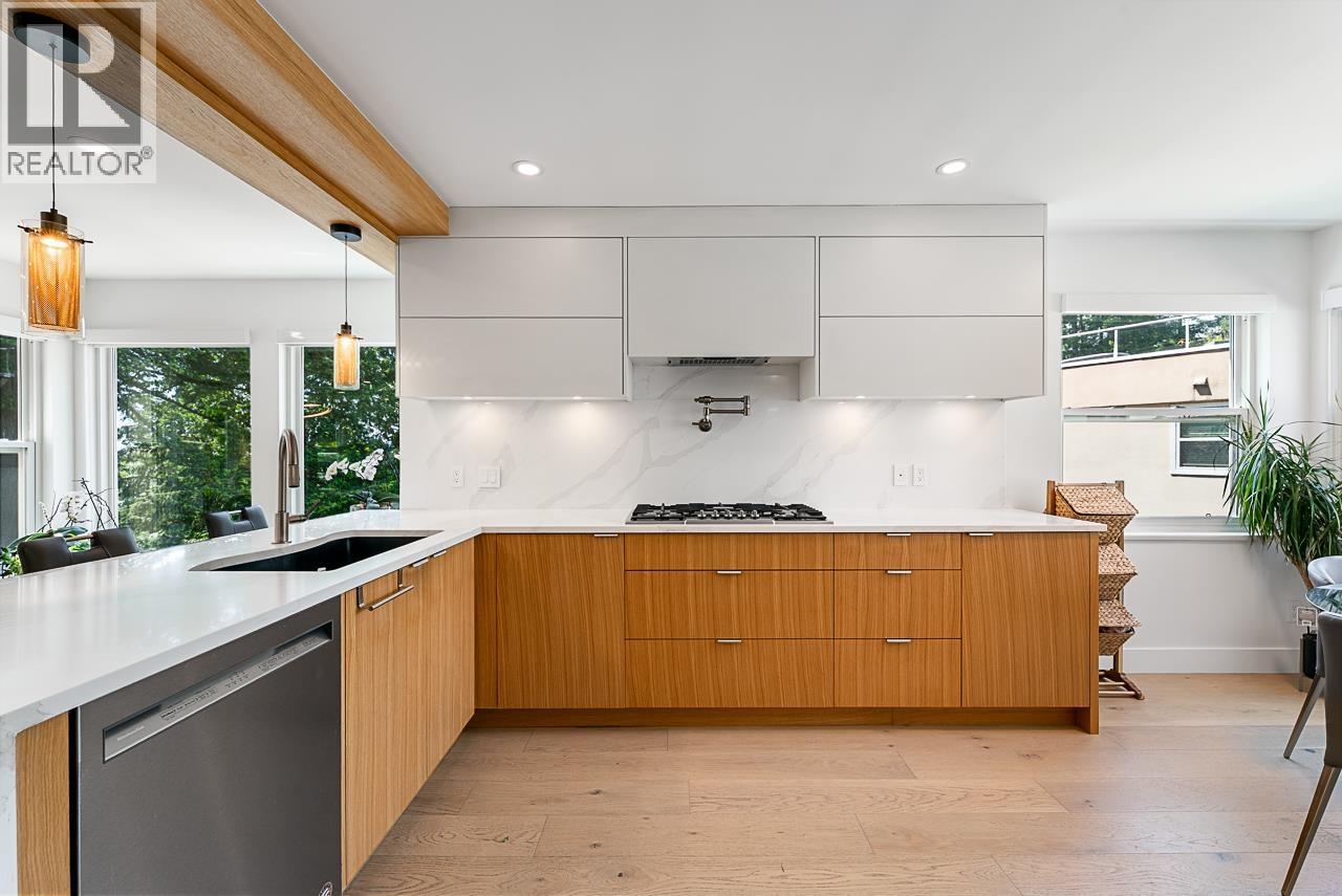 11 2425 EDGEMONT BOULEVARD, North Vancouver