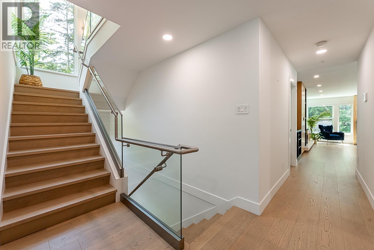 11 2425 EDGEMONT BOULEVARD, North Vancouver