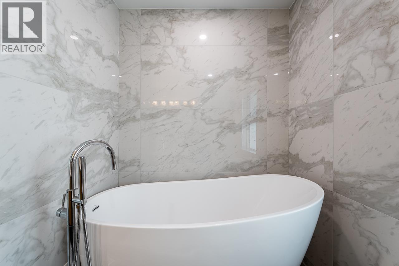 11 2425 EDGEMONT BOULEVARD, North Vancouver