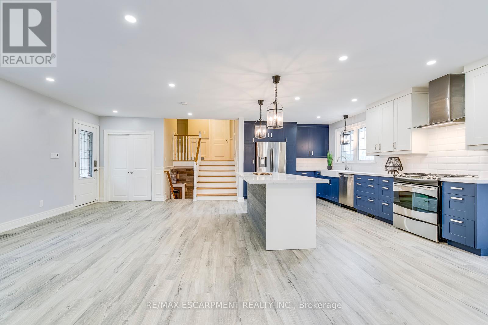 Photo 11 of 269 Camborne Crescent, Burlington ON