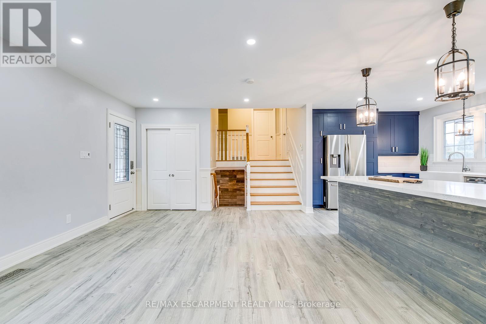 Photo 20 of 269 Camborne Crescent, Burlington ON