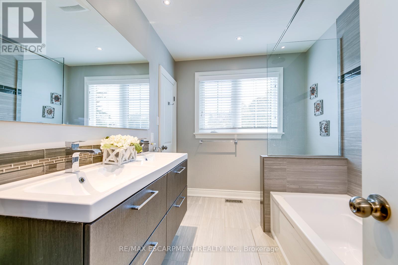 Photo 28 of 269 Camborne Crescent, Burlington ON