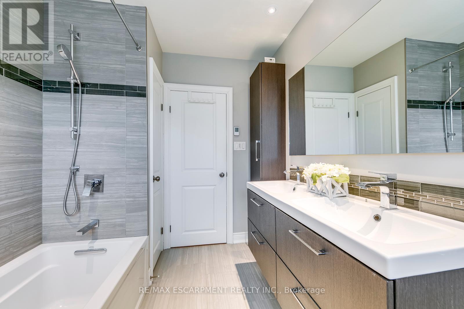 Photo 29 of 269 Camborne Crescent, Burlington ON
