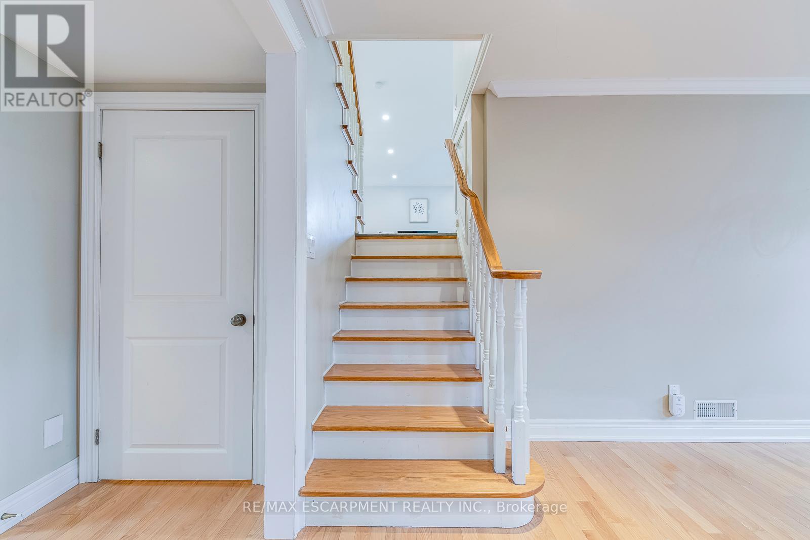 Photo 30 of 269 Camborne Crescent, Burlington ON