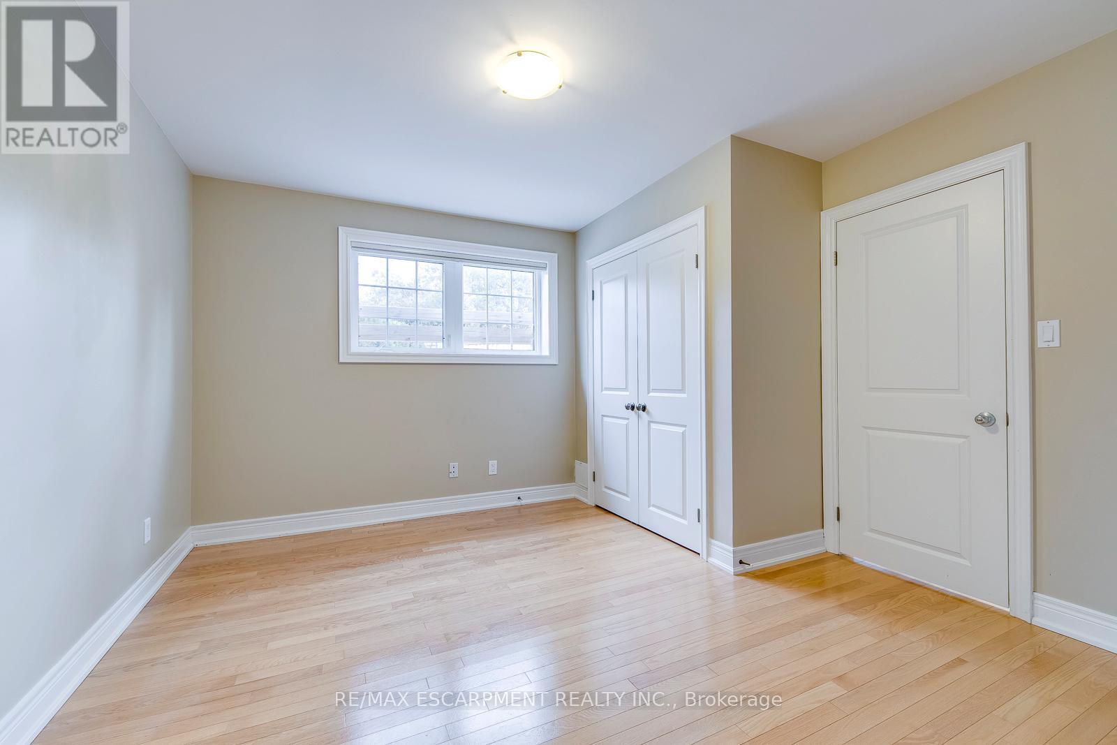Photo 35 of 269 Camborne Crescent, Burlington ON
