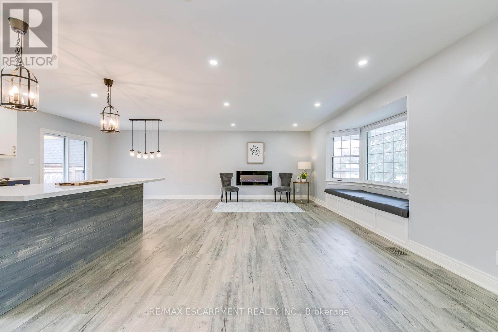 Photo 8 of 269 Camborne Crescent, Burlington ON
