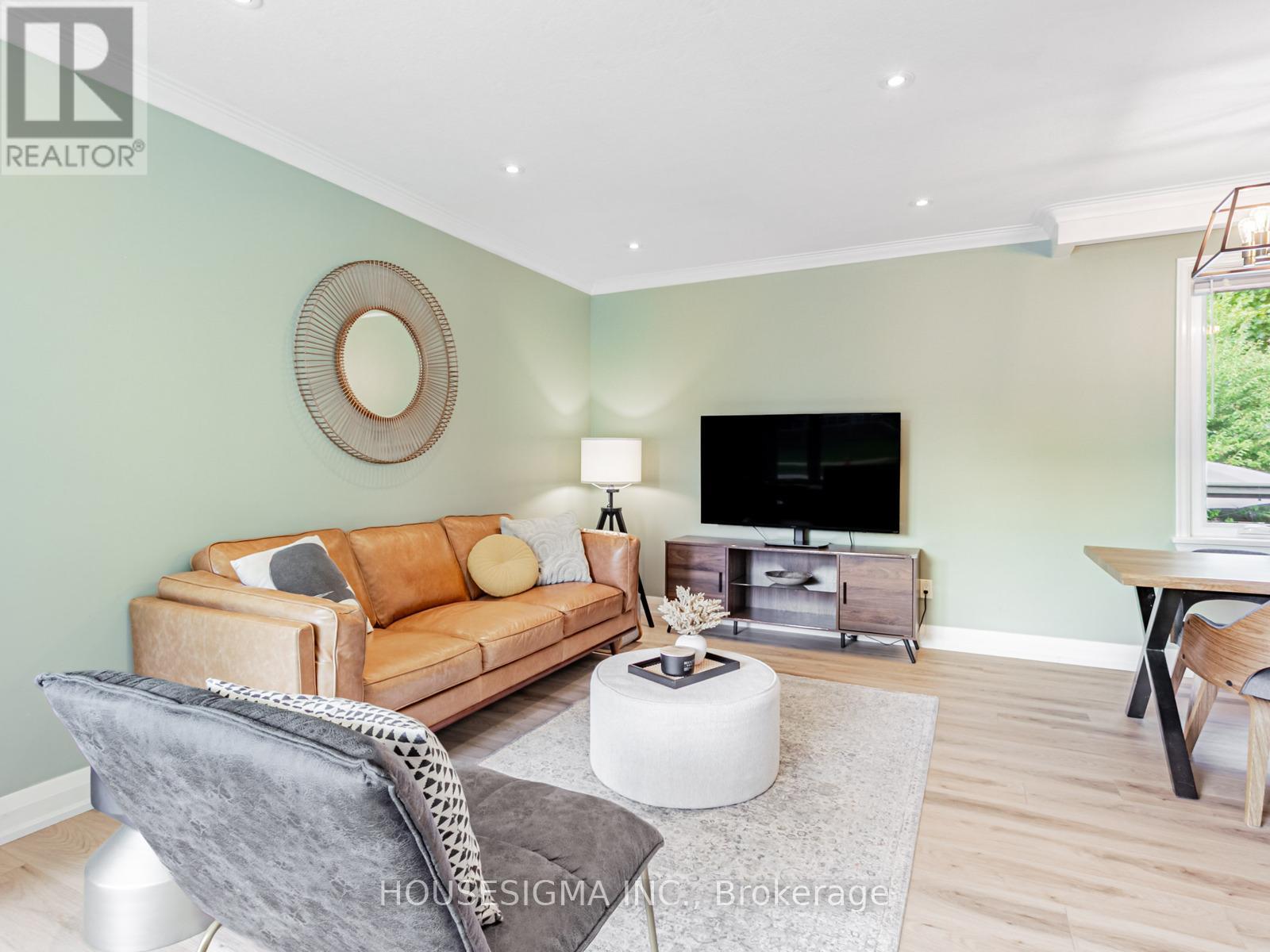 Photo 4 of 72 Ludstone Drive, Toronto ON