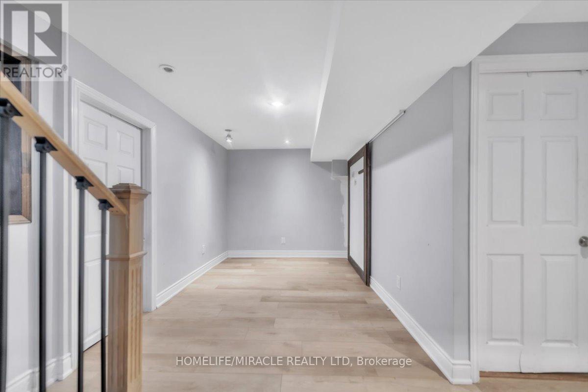 Photo 34 of 4 Peppertree Crescent, Brampton ON