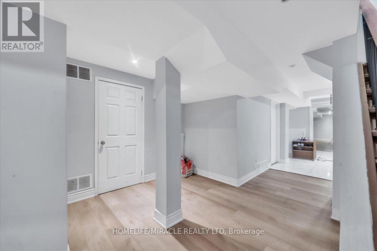 Photo 35 of 4 Peppertree Crescent, Brampton ON