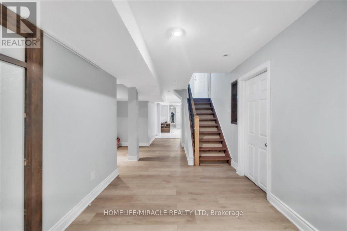 Photo 37 of 4 Peppertree Crescent, Brampton ON